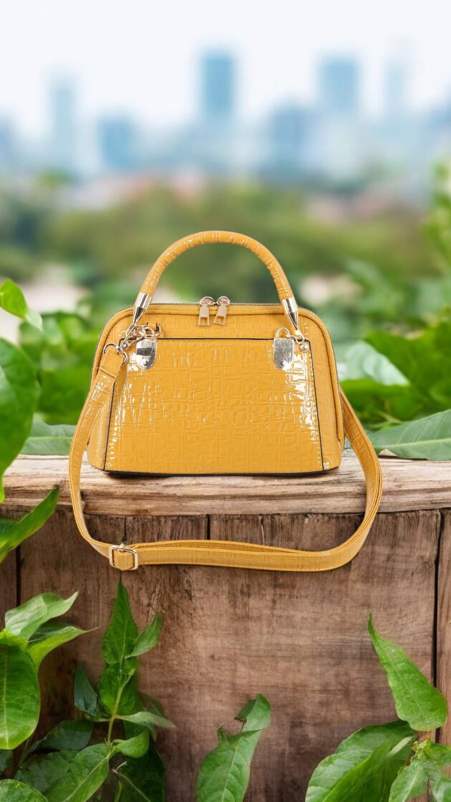 حقيبة يد نصف دائرية