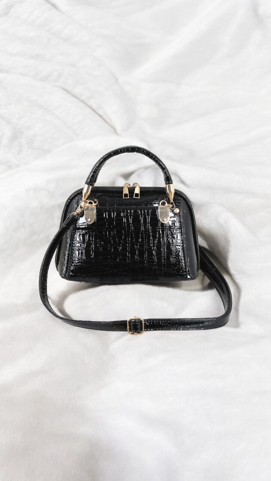 حقيبة يد نصف دائرية