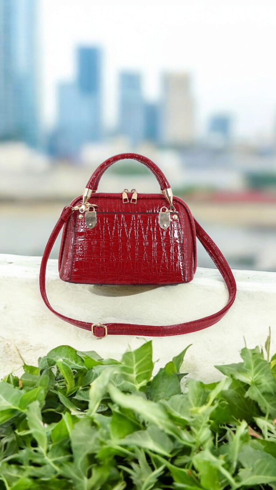 حقيبة يد نصف دائرية