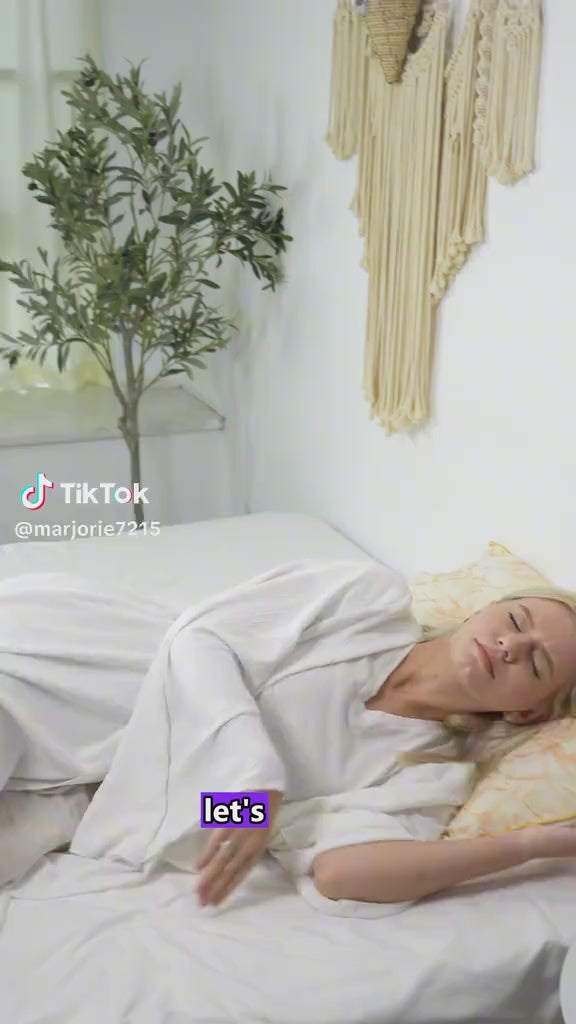 وسادة مريحة ومُصممة هندسيًا من إسفنج الذاكرة لدعم الرقبة والكتفين أثناء النوم على الجانب.