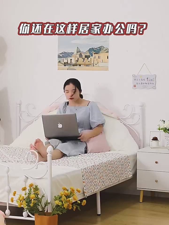 طاولة كمبيوتر محمول معدنية بعجلات